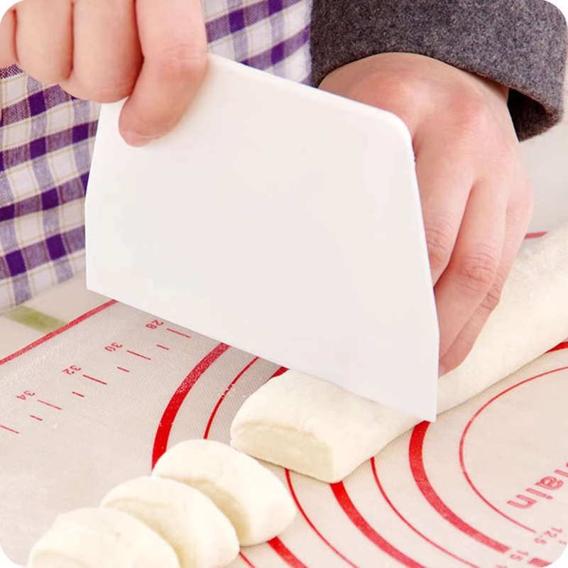 ペストリー用湾曲クリームスパチュラ,1パーツ,キッチンアクセ - Dough Scraper Curved のレビューと価格