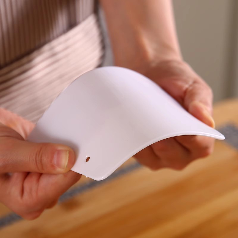 ペストリー用湾曲クリームスパチュラ,1パーツ,キッチンアクセ - Dough Scraper Curved のレビューと価格